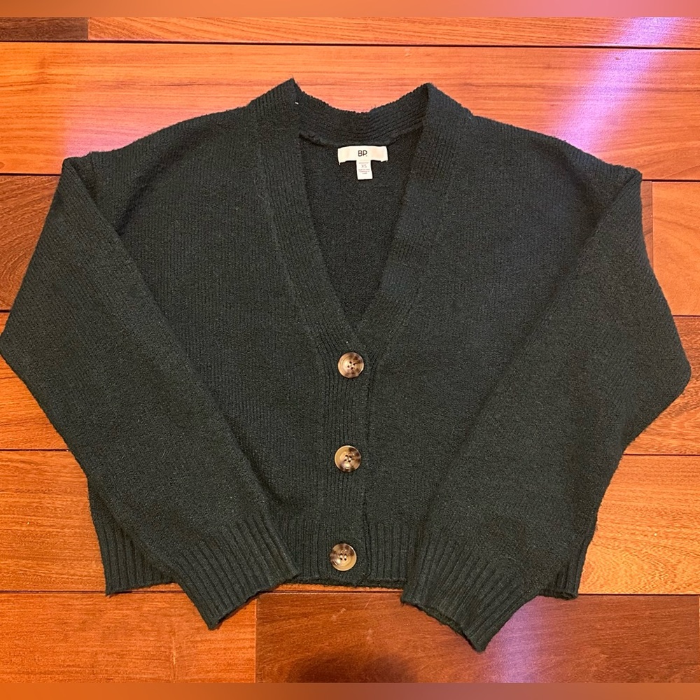 BP. Size XS (also fits S) dark green cropped v back button up sweater